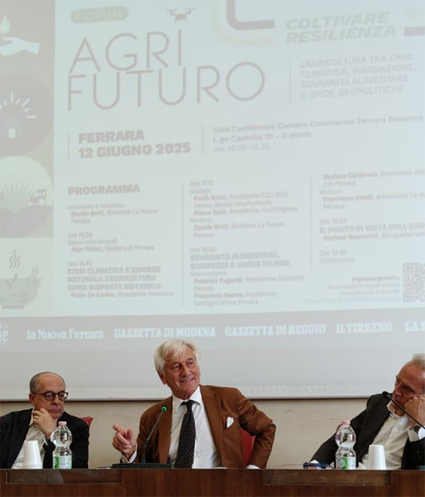 Il presidente di CSO Italy Paolo Bruni, al centro tra il presidente di Nomisma Paolo De Castro ed il presidente di Fruitimprese Marco Salvi, durante il suo intervento all'incontro sul tema "AgriFuturo: coltivare resilienza"